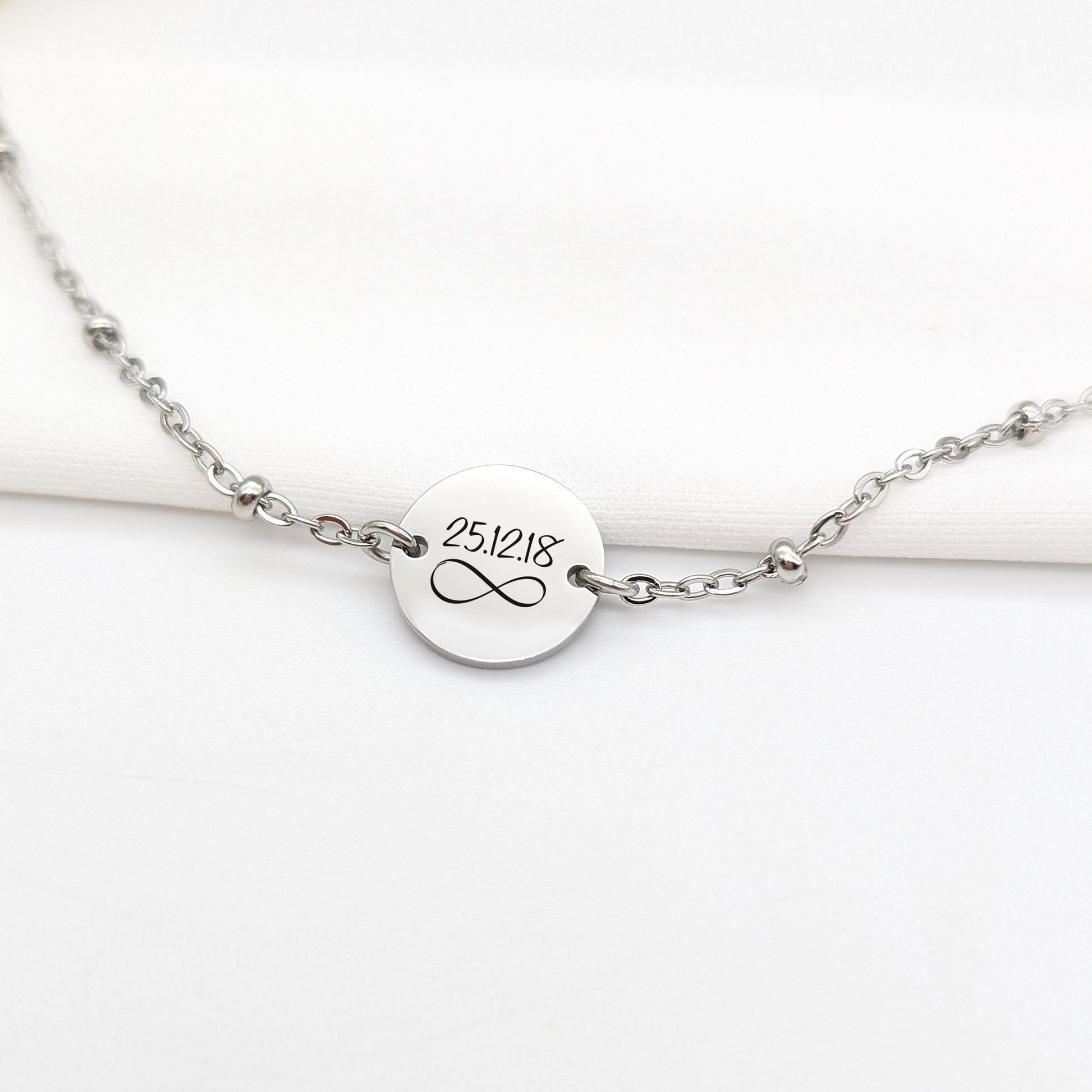 Bracelet personnalisé avec médaille à graver. Bracelet prenom, Cadeau Maman, Marraine, bijou Demoiselle d'honneur, cadeau Fête des mères