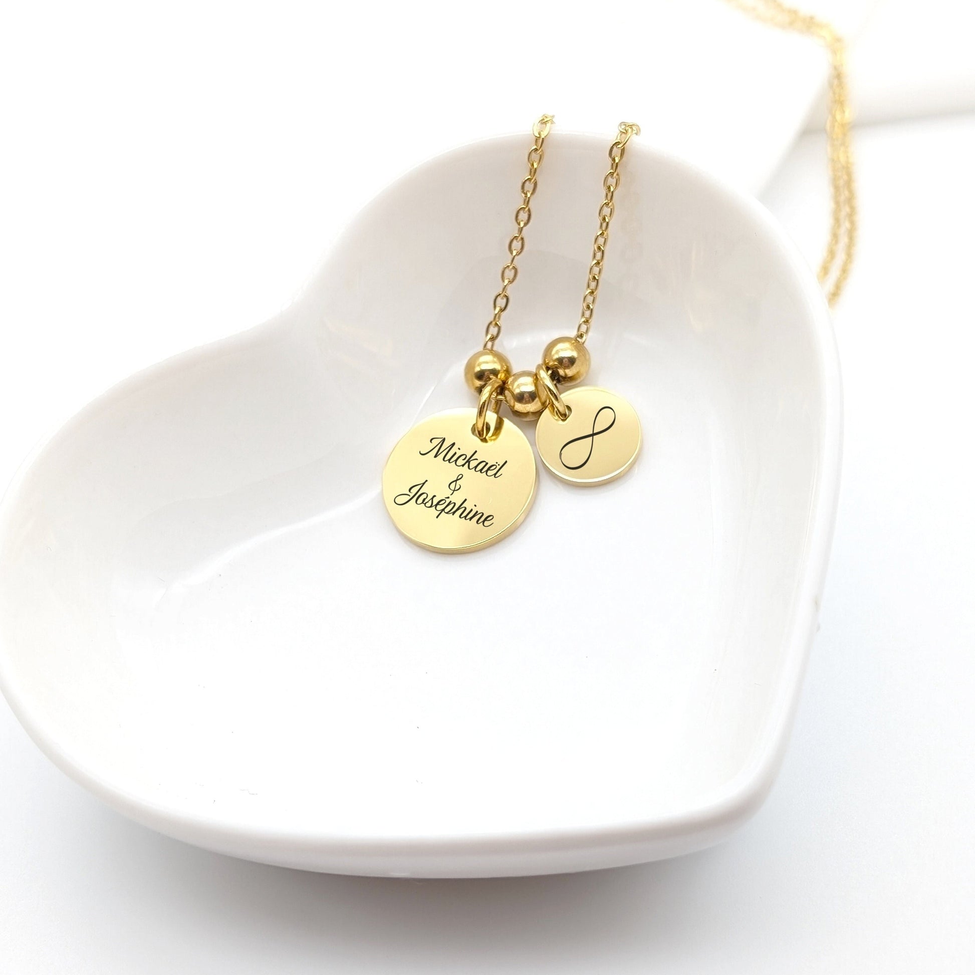 Collier personnalisé en acier inoxydable avec perles acier et médaille à graver. Médailles de 15 millimètres à graver avec le texte de son choix.
