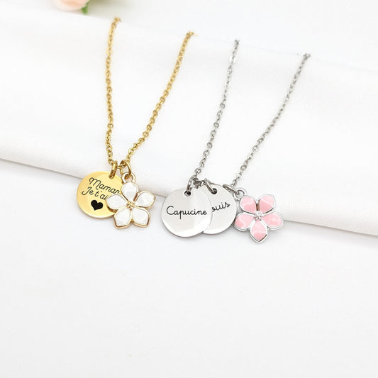 Collier en acier inoxydable avec médaille à graver et fleur de cerisier. Gravure au choix au recto et verso des médailles. Coloris du bijou au choix :doré ou argenté