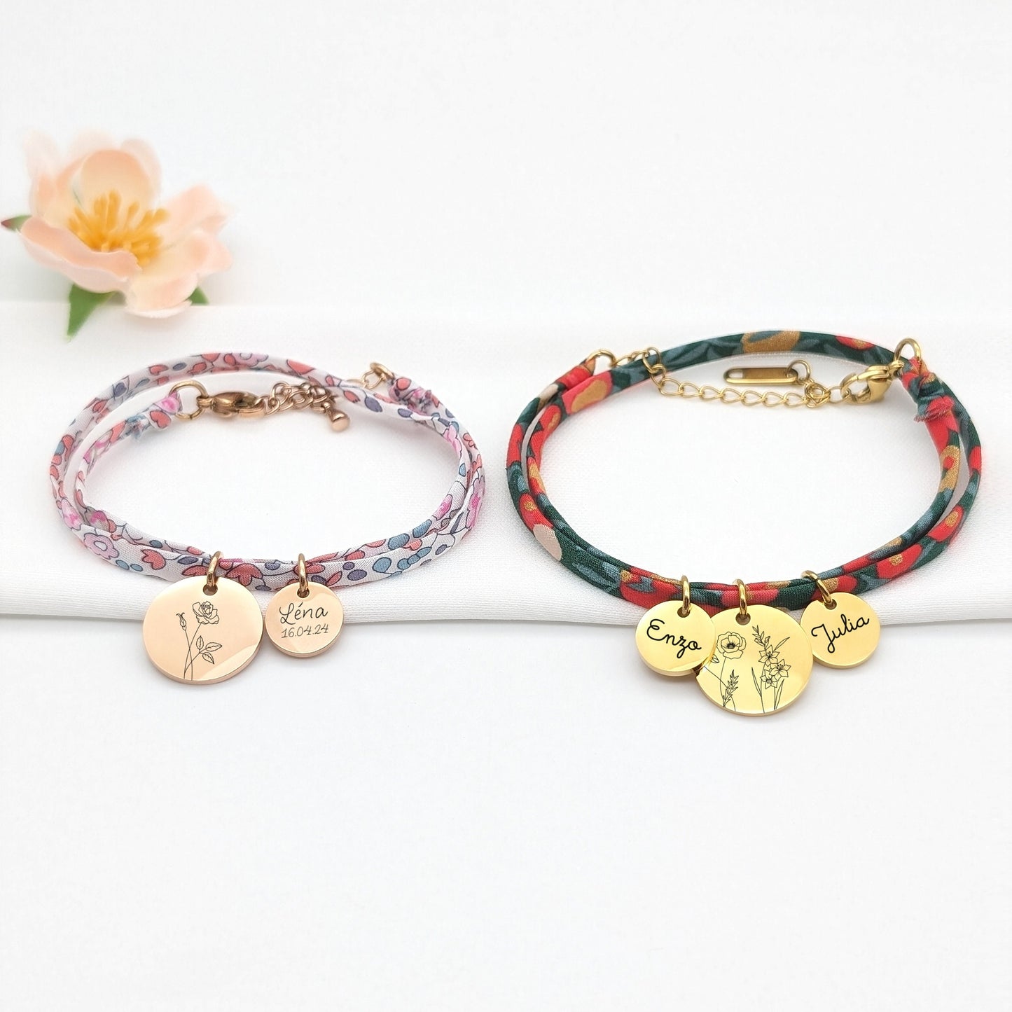 Bracelet personnalisé en cordon liberty avec médaille de 15mm gravée d&#39;une ou plusieurs fleurs de naissance et médailles de 10mm à personnaliser avec un texte.