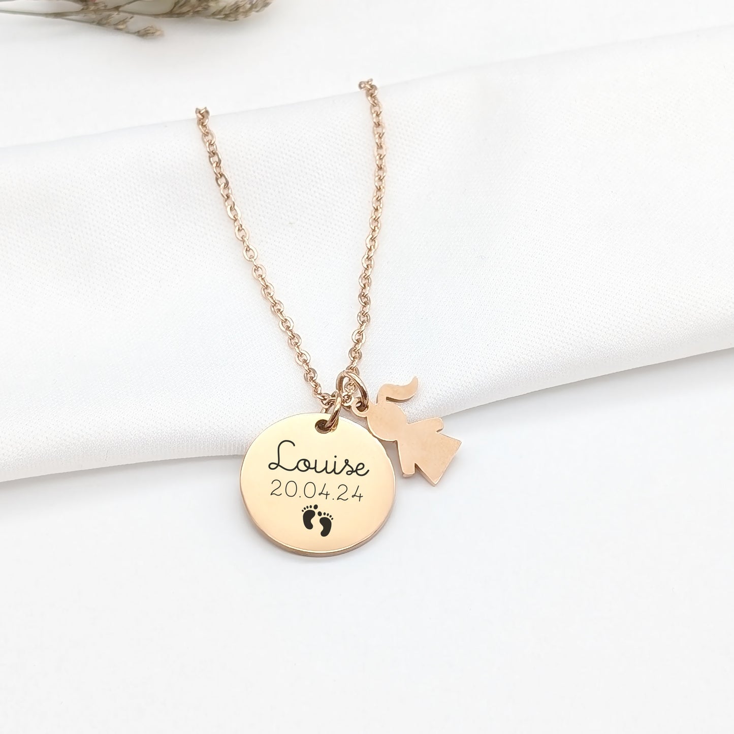 Collier Personnalisé Famille, Collier acier avec médaille gravée et breloque enfant, Cadeau Fête des mères, Bijou maman, Cadeau Naissance