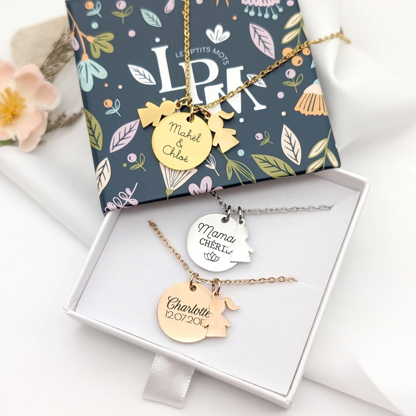 Collier personnalisé avec médaille à graver et charm enfant. Collier en acier inoxydable avec charm fille ou garçon à ajouter