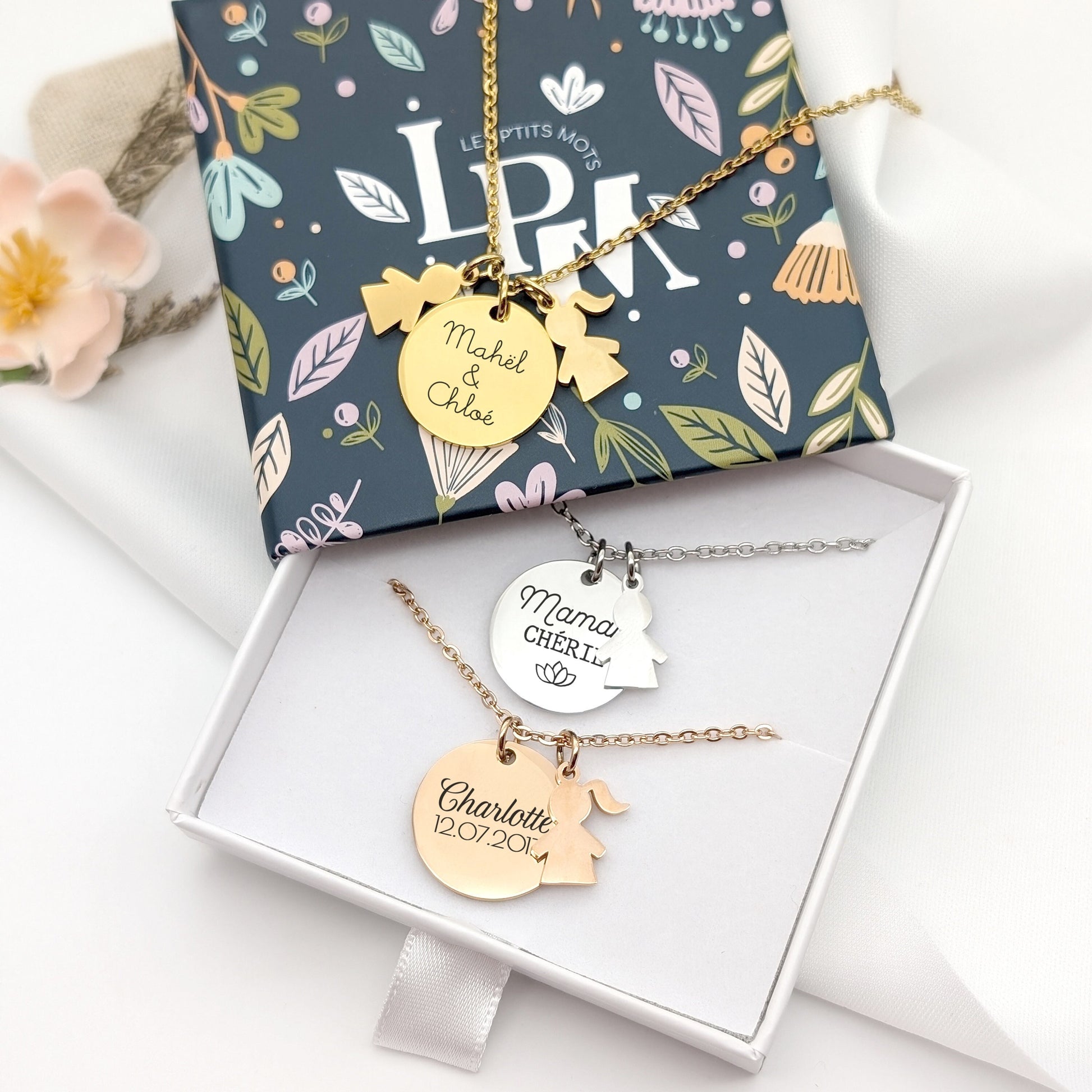 Collier personnalisé avec médaille à graver et charm enfant. Collier en acier inoxydable avec charm fille ou garçon à ajouter
