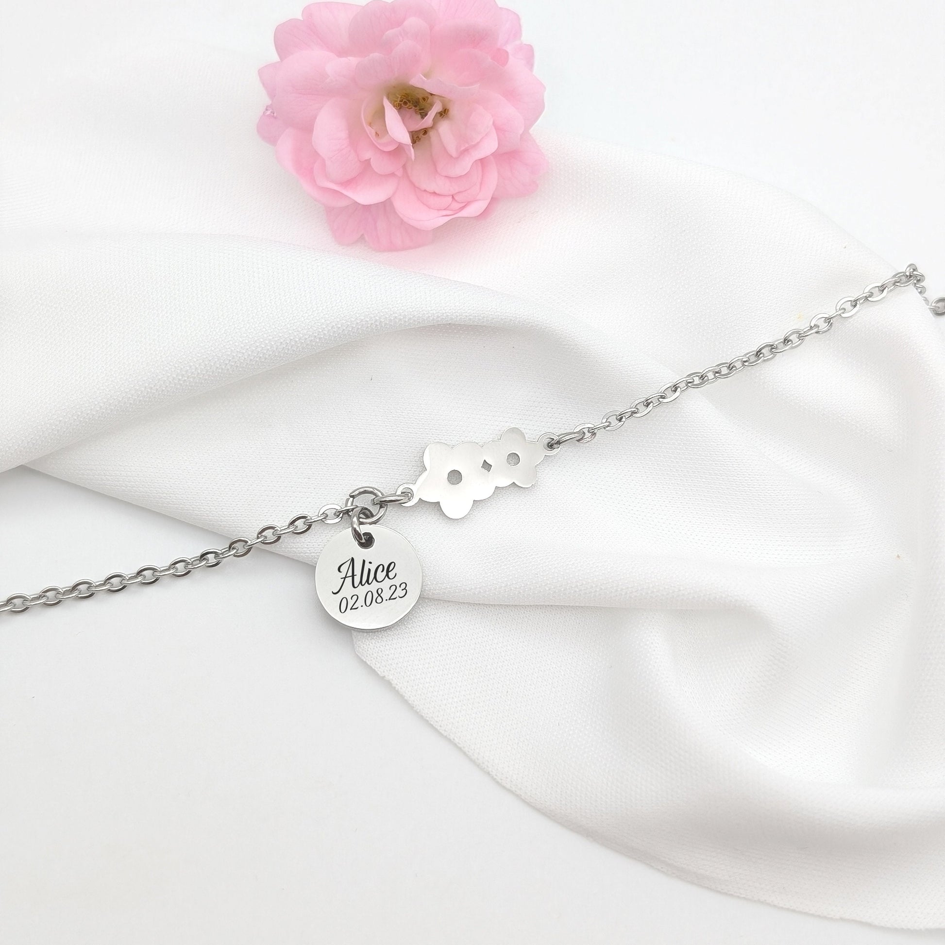 Bracelet personnalisé double fleurs et médaille à graver, Cadeau fête des mères, Cadeau Maman, Marraine, Cadeau naissance, Bijou Mère Fille