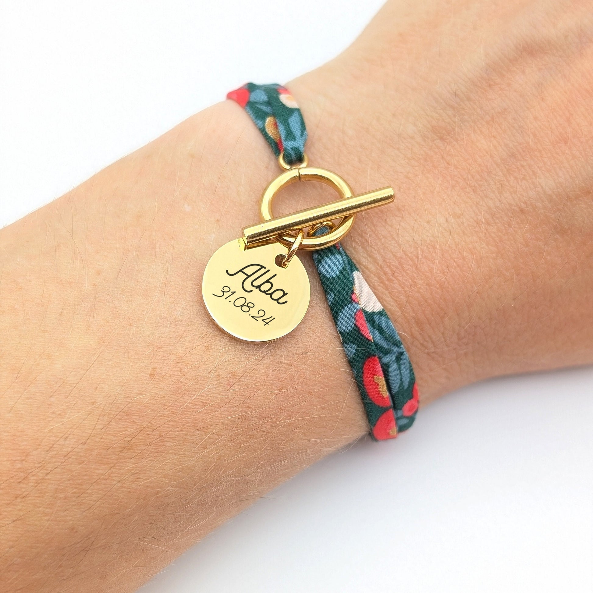 Bracelet personnalisé en cordon liberty avec médaille à graver de 15 mm et grand fermoir en T