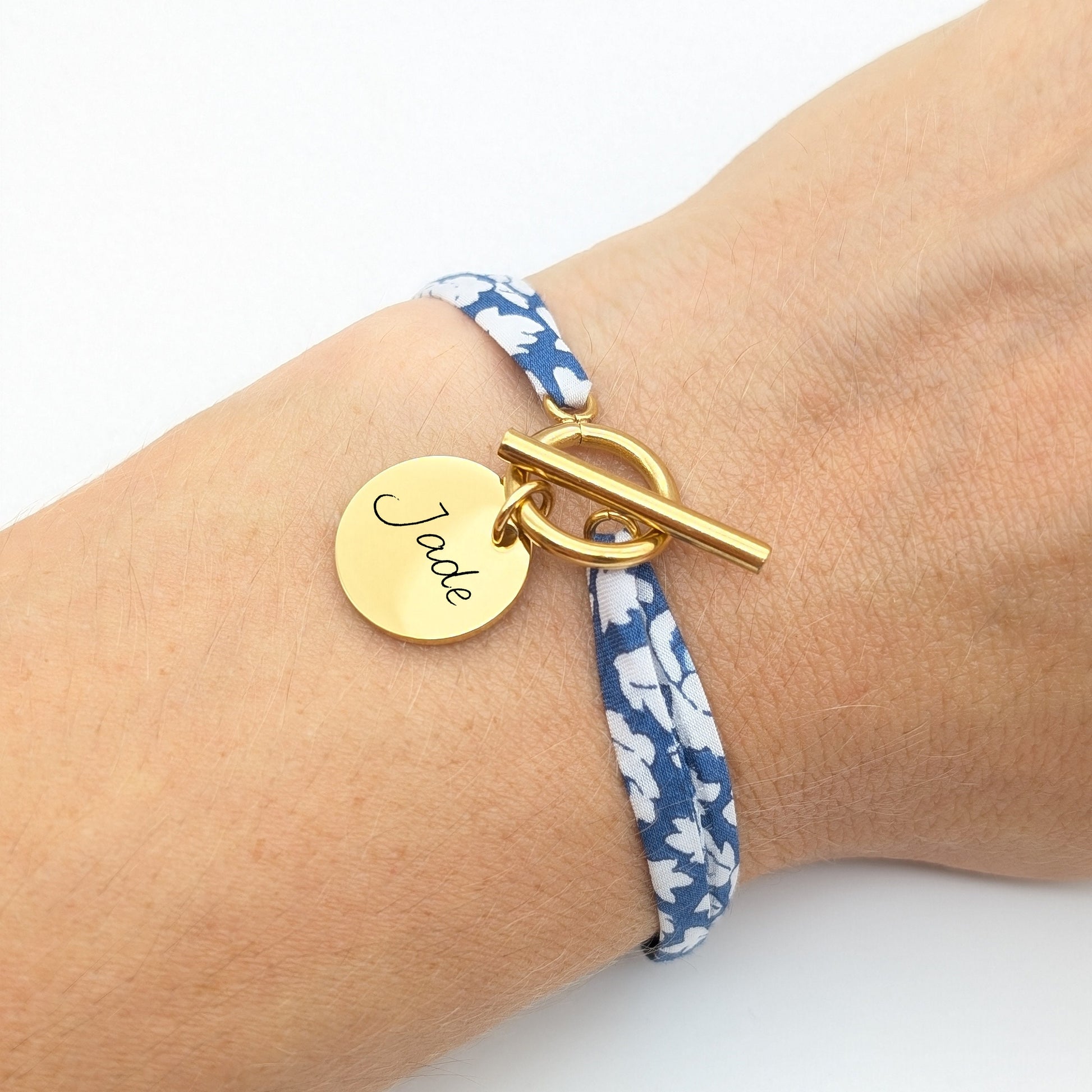 Bracelet personnalisé cordon liberty avec médaille à graver et fermoir T, Bracelet prénom, Cadeau Maman, Cadeau Naissance, Cadeau Noël