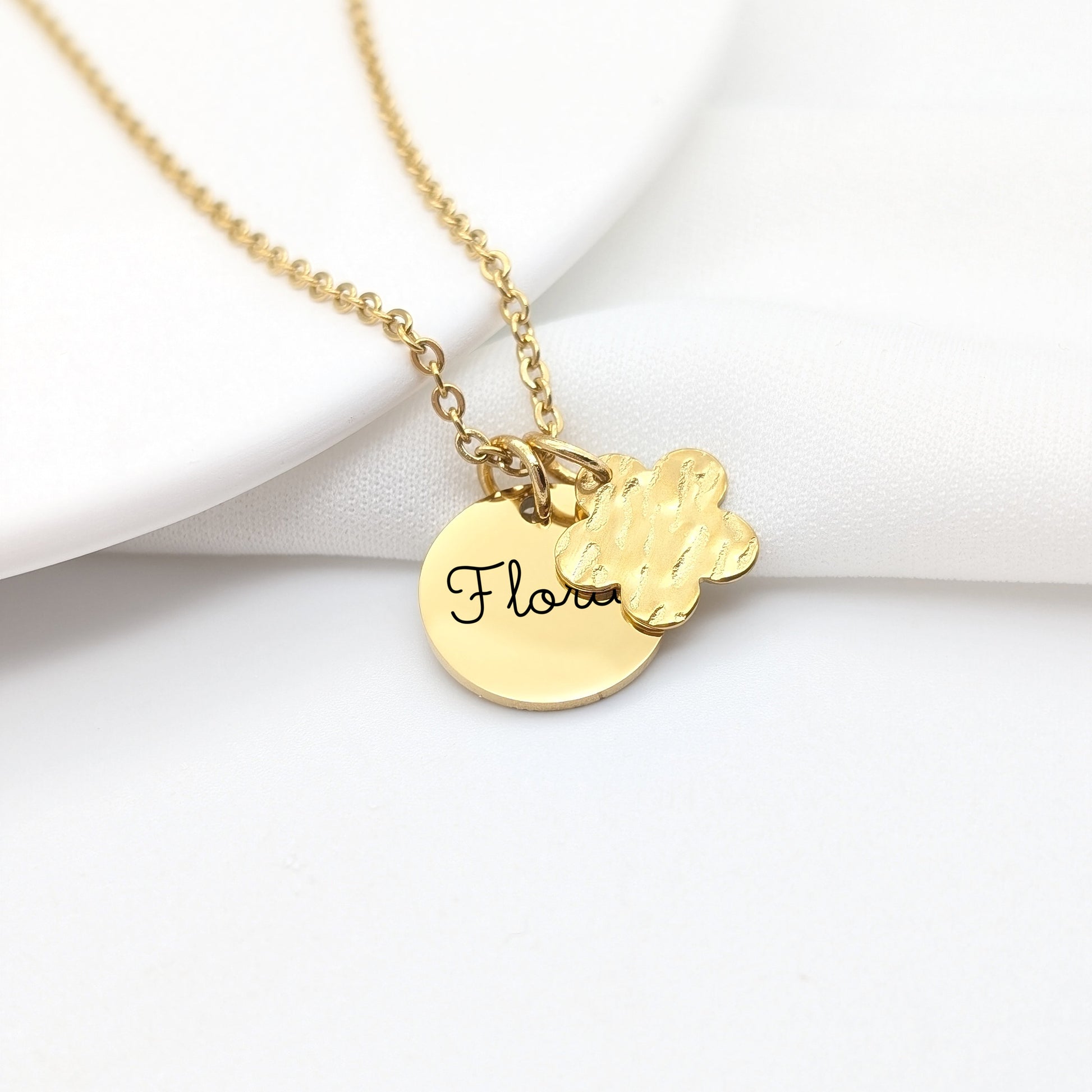 Collier personnalisé avec médaille en acier inoxydable et charm martelé • Bijou Maman, Marraine, Mamie, Cadeau naissance, Cadeau Noël