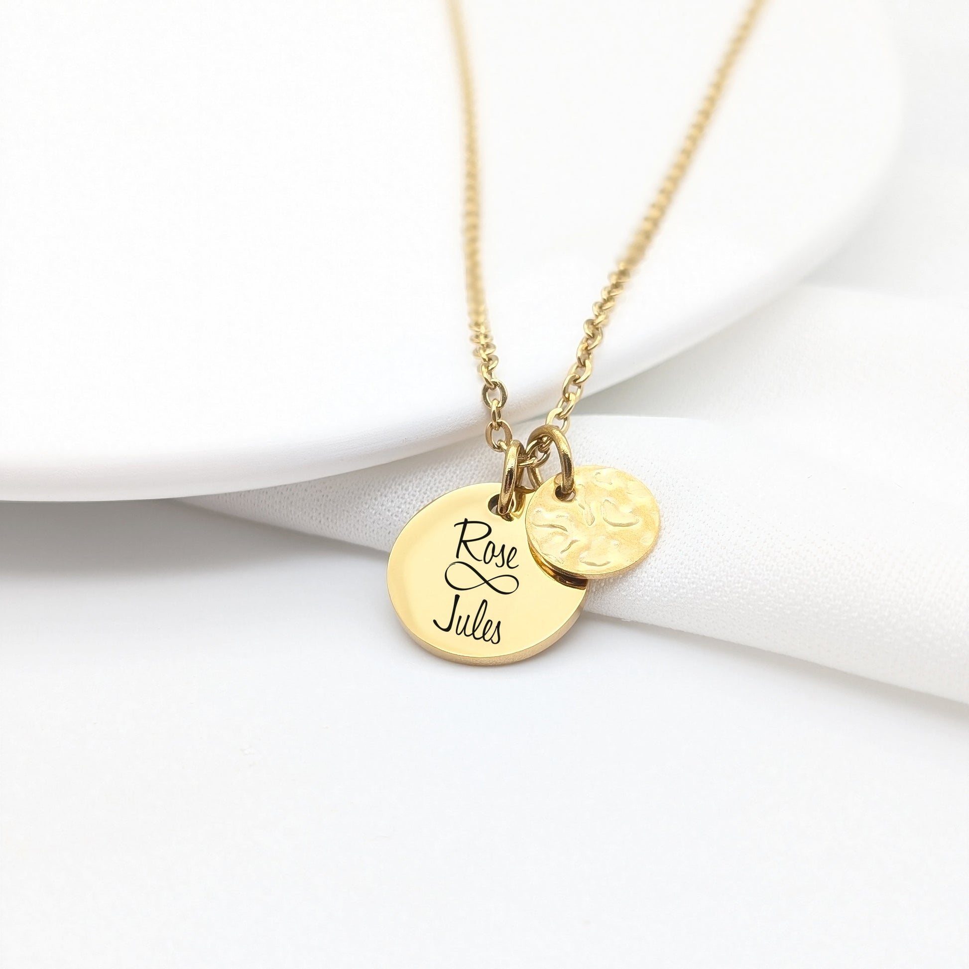 Collier personnalisé avec médaille en acier inoxydable et charm martelé • Bijou Maman, Marraine, Mamie, Cadeau naissance, Cadeau Noël