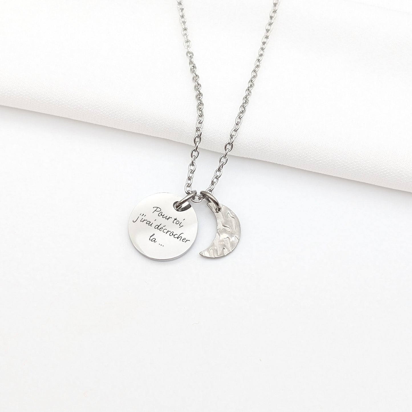 Collier personnalisé avec médaille en acier inoxydable et charm martelé • Bijou Maman, Marraine, Mamie, Cadeau naissance, Cadeau Noël