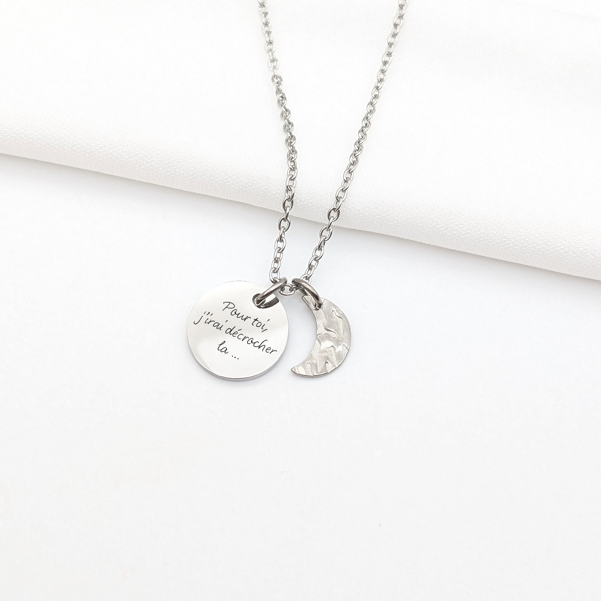 Collier personnalisé avec médaille en acier inoxydable et charm martelé • Bijou Maman, Marraine, Mamie, Cadeau naissance, Cadeau Noël