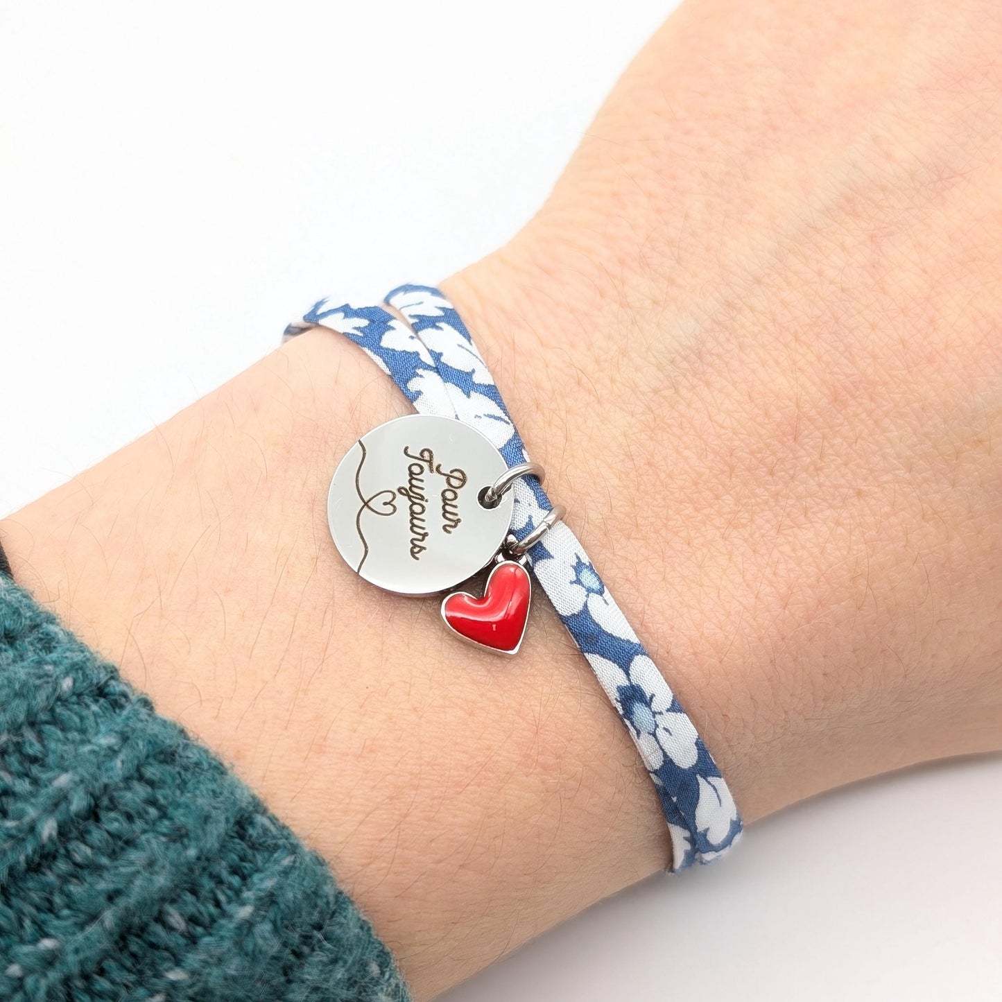 Bracelet personnalisé cordon Liberty médaille et cœur émaillé rouge, Cadeau Femme unique, Cadeau Saint-Valentin Femme, Cadeau Fête des mères