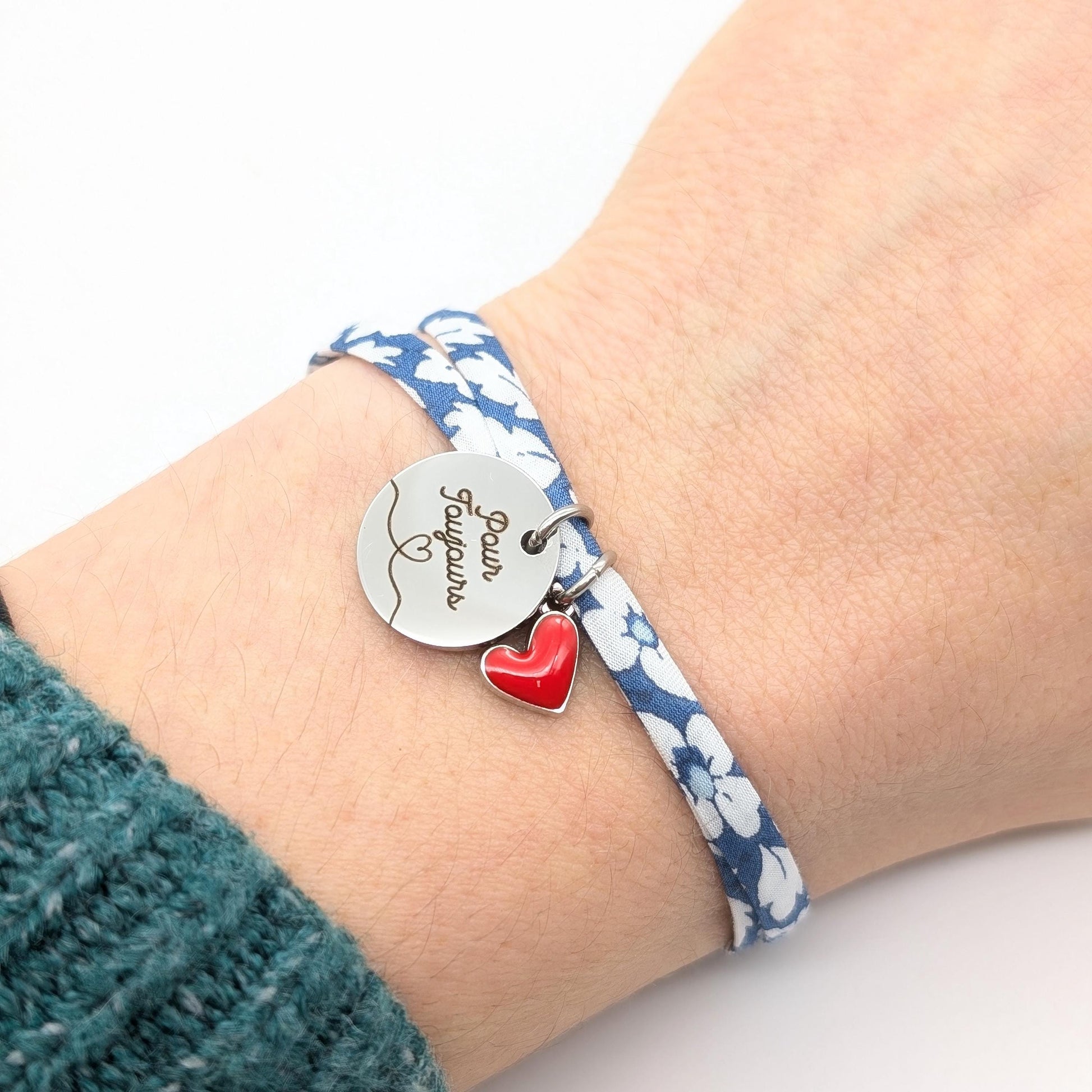 Bracelet personnalisé cordon Liberty médaille et cœur émaillé rouge, Cadeau Femme unique, Cadeau Saint-Valentin Femme, Cadeau Fête des mères