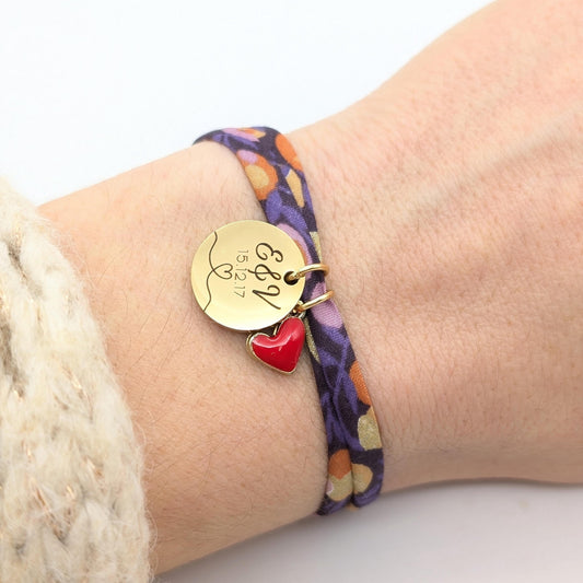bracelet en cordon Liberty orné d&#39;une médaille de 15 mm gravée d’un cœur et d&#39;un texte personnalisé de votre choix.
