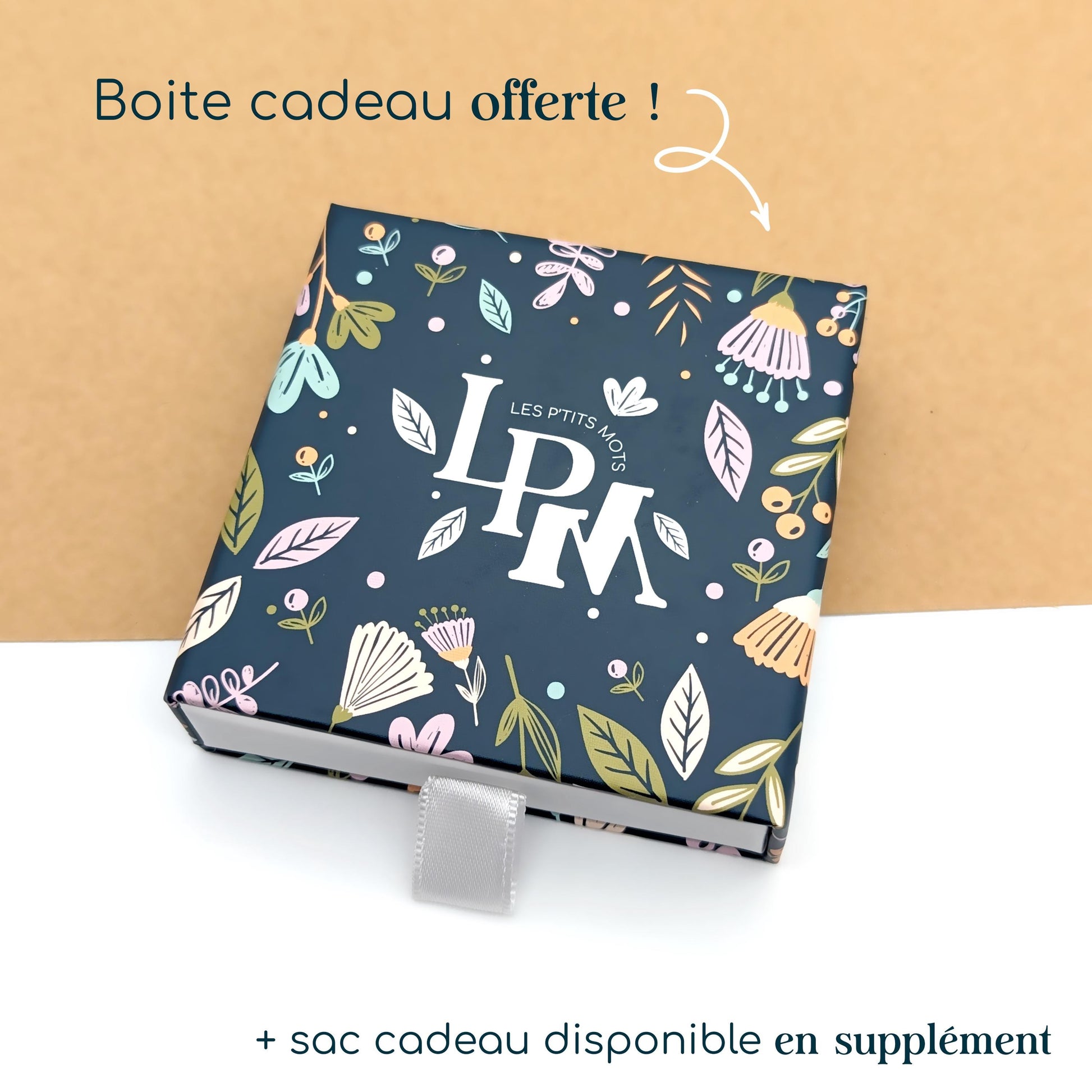 Collier Femme Personnalisé avec médaille à graver et fleur • Cadeau Maman, Marraine, Mamie, Cadeau Naissance, Cadeau Noël pour femme
