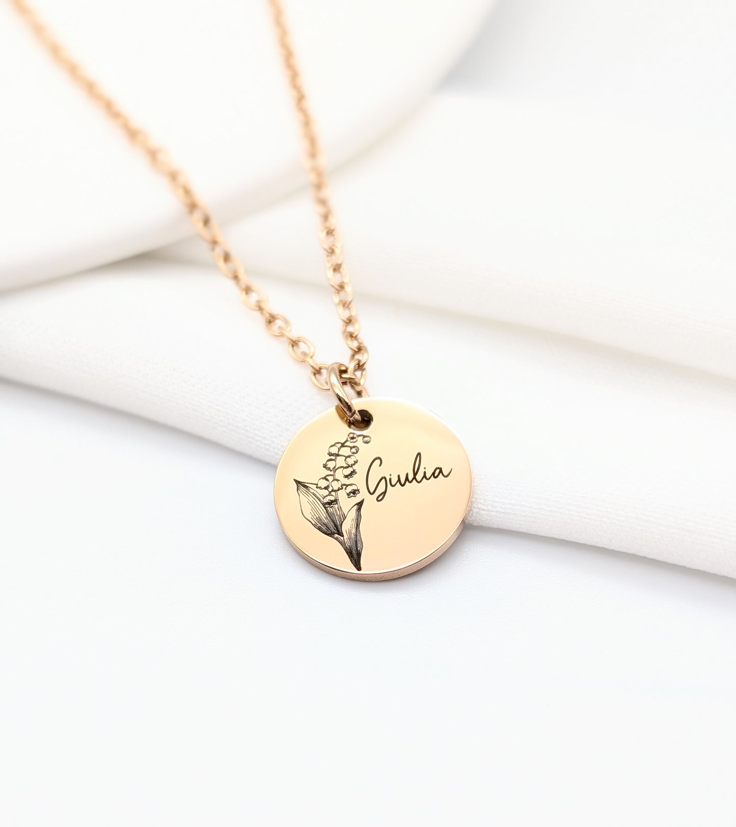 Collier personnalisé femme médaille gravée muguet et prénom